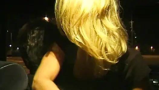 Versaute Taxifahrt: Heiße Blondine im Auto und auf dem Sofa