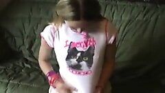 Minúscula gatinha adolescente em uma saia rosa fofa