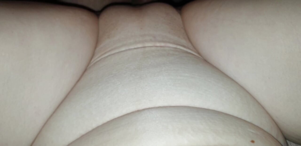 My boyfriend goes all the way in my cunt. Ice cubes and cum go into my.