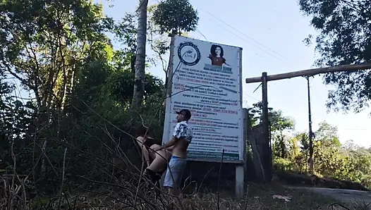 Pengemudi aplikasi wanita menghentikan mobil di luar ruangan untuk dengan penumpang!