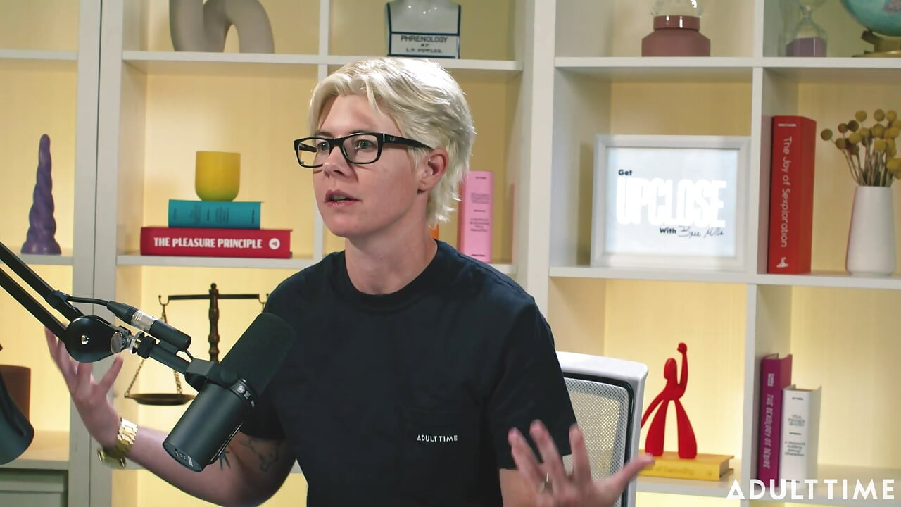 Khloe Kingsley spruter på kamera og Red Flags the Adult Time Podcast