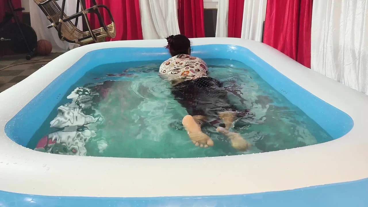 Cặp đôi Mallu đụ trong hồ bơi với thổi kèn