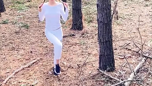 Schlampiger blowjob im park. Sie hat den mund für schwanz gemacht