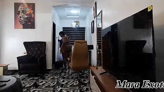 Fetter arsch, ebenholz-MILF putzt nackt