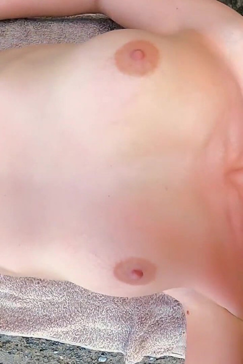 Onu pyssy jessijek'te dildoyla yakaladıktan sonra dışarıda götten sert sikişen orta yaşlı seksi kadın