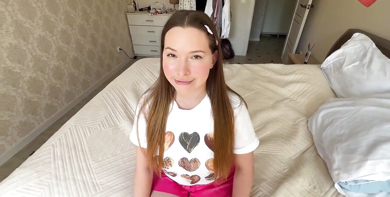 Elle séduit une jeune et douce Tinka pour sa première pipe