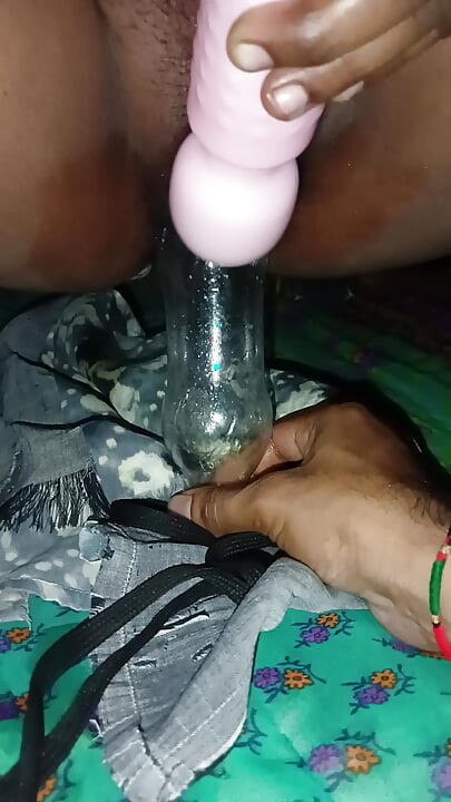 Bhaabhi ne aaj botal se seks kiya