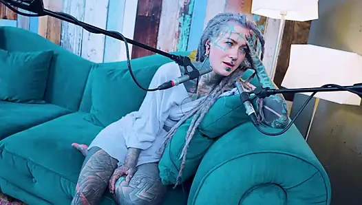 Ich spreche über I - Isolation - ASMR podcast SFW spricht goth dünnes mädchen dreadlocks tattoo-modell inked mädchen