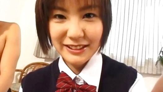 Nao Hirosue en uniforme tiene su coño peludo follado con un consolador