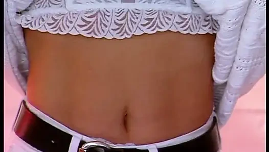 Sevimli sarışın piliç amını büyük bir dildoyla doldurmanın tadını çıkarıyor