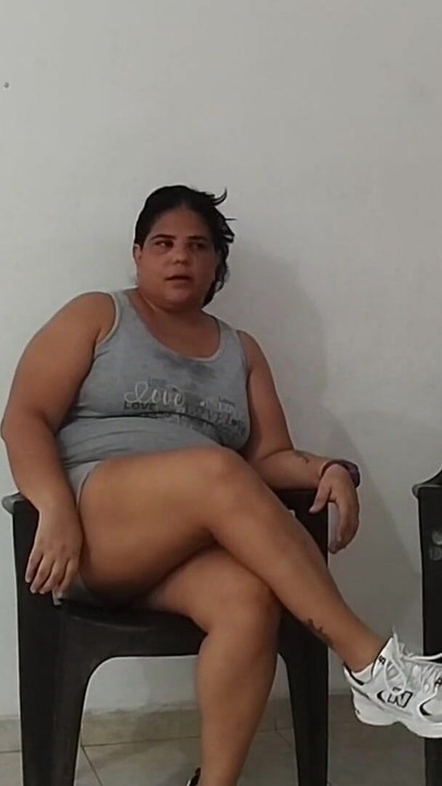 Je rends visite à mon copain et je finis par baiser mon beau-père avec sa grosse bite dans ma grosse chatte | Clip 1