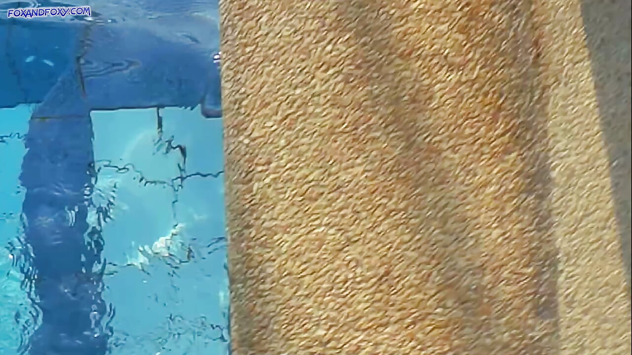 Gorący anal na basenie z łysą dziewczyną w jej urodziny i ogromny cum na twarzy. Film z golenia głowy