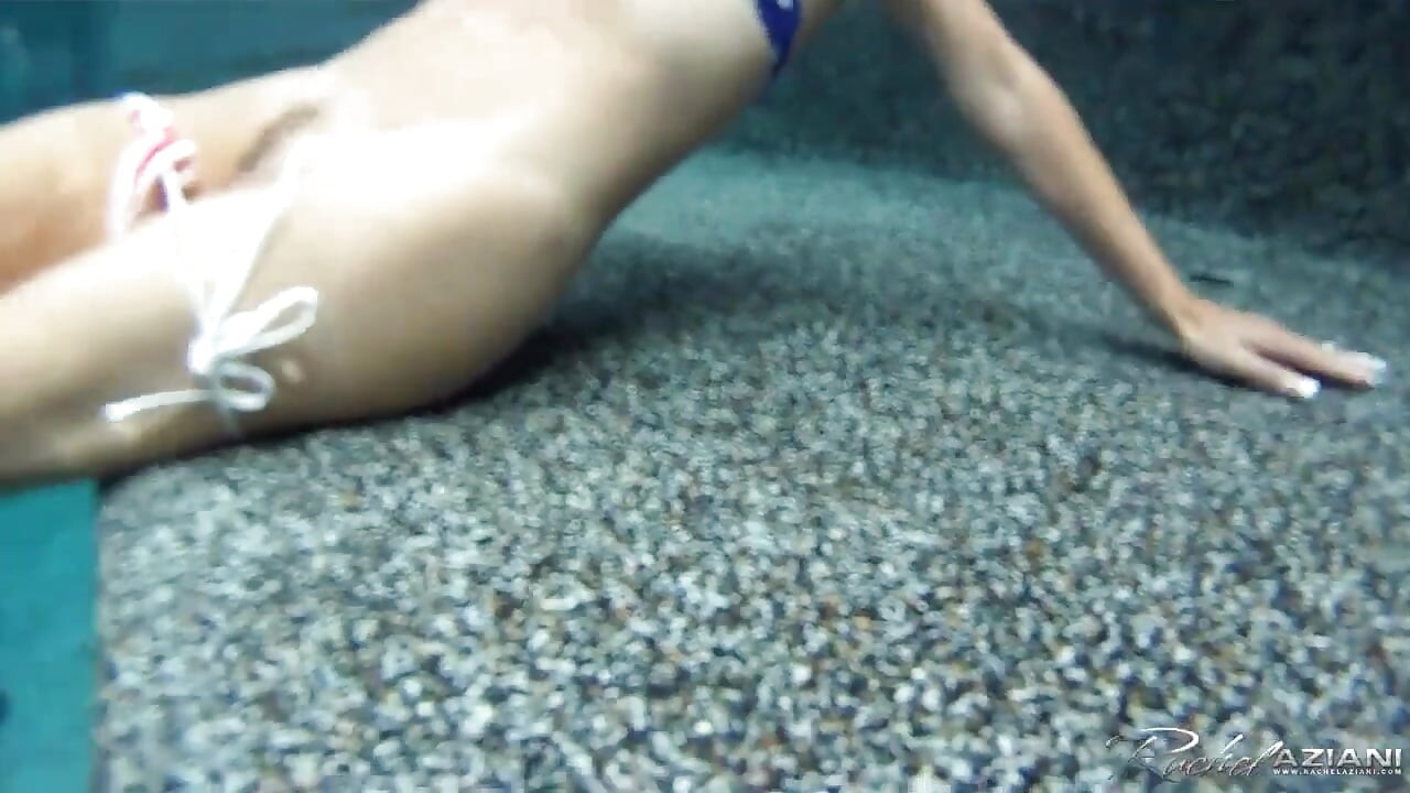 Rachel Aziani se joacă cu găurile ei în timp ce este în piscină