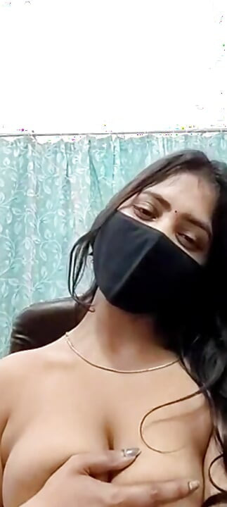Novia muestra y presiona sus tetas en videollamada