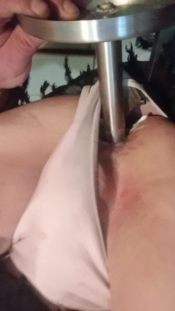 Sissy crossdresser szexi fehérneműt visel, csavarkulccsal és pipával az anális belsejében, és megbassza magát velük