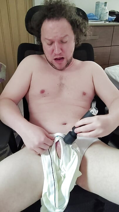 Mengusik zakar saya dalam seluar pendek Putih Tommy Hilfiger dan pancut dalam kakitangan whities ketat pancutan mani