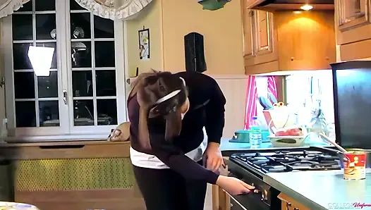 Суп на кухне, видео с участием Samantha Buxton