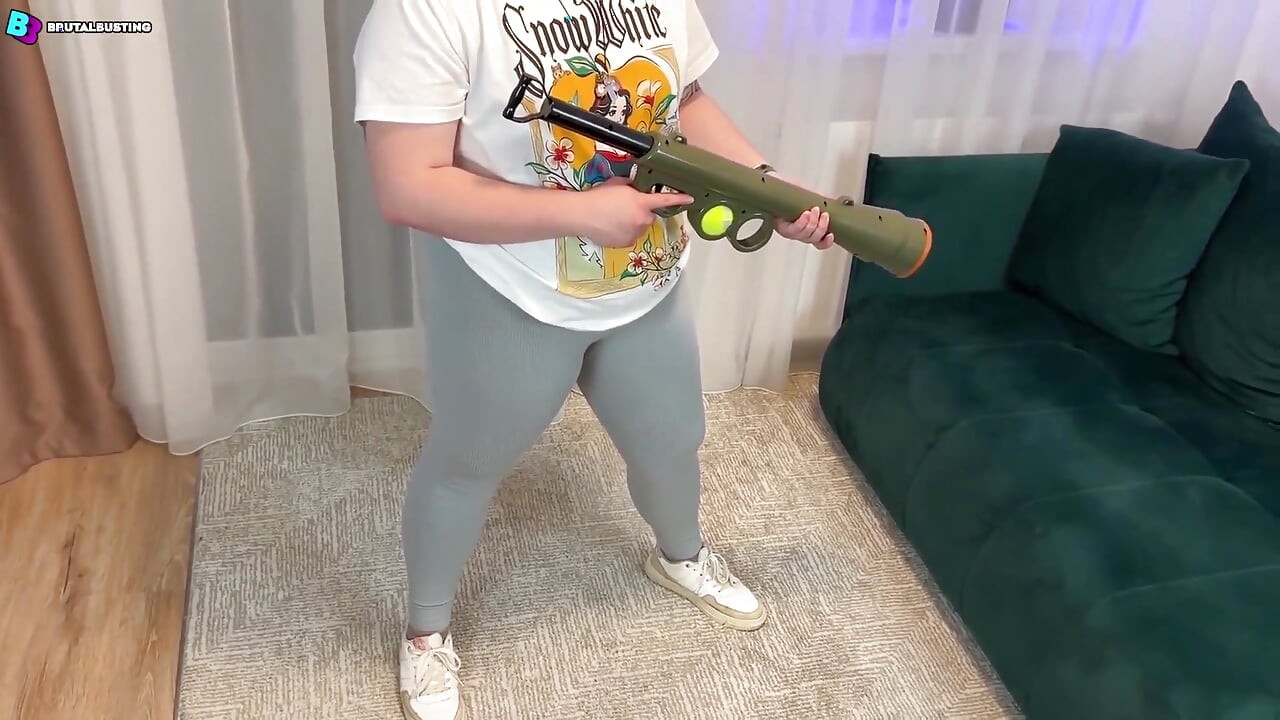Une batte de baseball, une ceinture en cuir, des balles de tennis et ses énormes jambes transformeront ses testicules en crème fouettée ! Destruction de l’entrejambe !