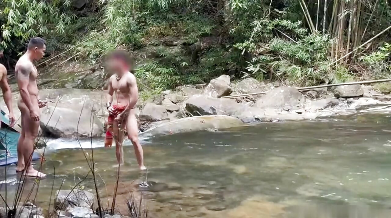 4 jumelles autochtones philippines - quatuor déjanté en plein air dans la jungle