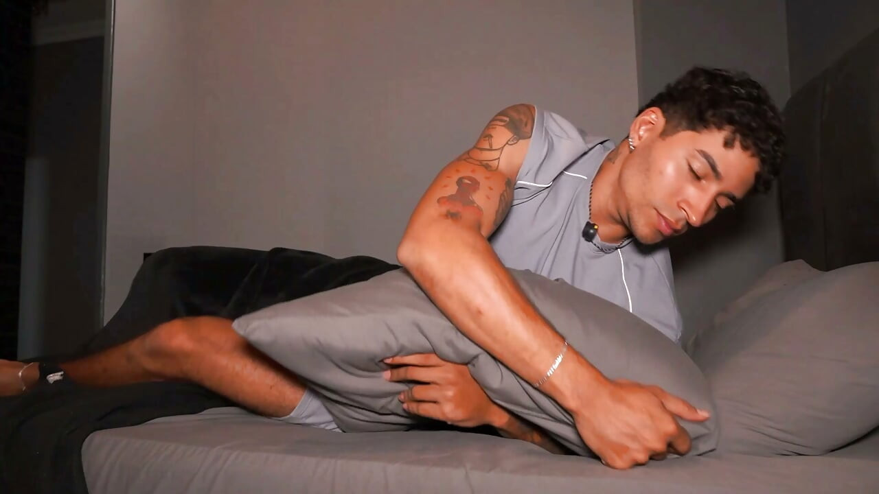 Peituda milf enteado entra na cama errada e acaba sendo fodido por seu enteado