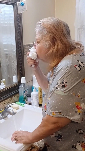 Je lave ma culotte de mamie blanche pour le client !