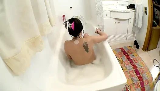 Banyo yaparken dildoyla sikiliyor ve sonra erkek arkadaşım