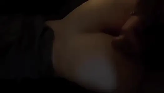 Üvey erkek kardeş boşalmak için üvey kız kardeşini kullanıyor
