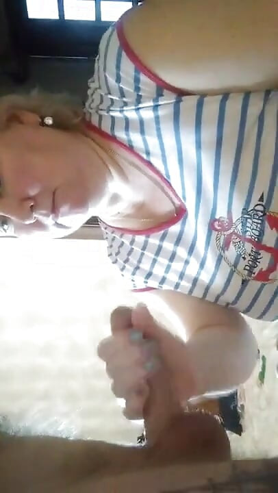 Mulut lembut ibu mertua membuatku senang melakukan blowjob