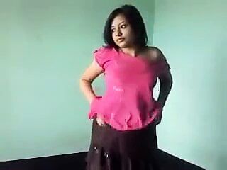 Шри-ланкийское платье девушки удалено