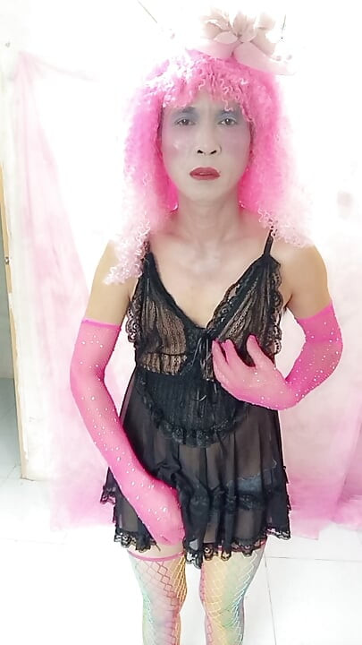 오안 레 트랜스젠더가 섹시한 옷을 입고 자지를 찌르는 장면