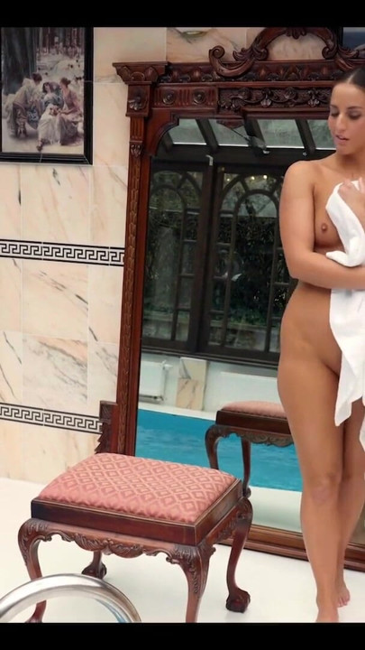 BRIDE4K. Elle a donné sa chatte étroite à un jardinier bizarre | Clip 1