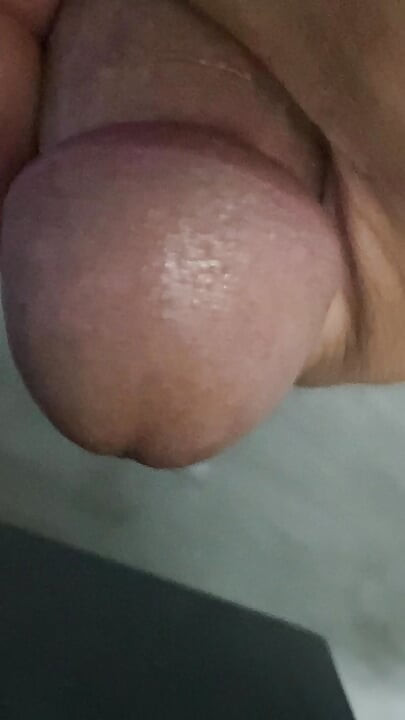 En el baño había una polla que se estaba poniendo dura, solo sabiendo aguantar sin poder hacer nada