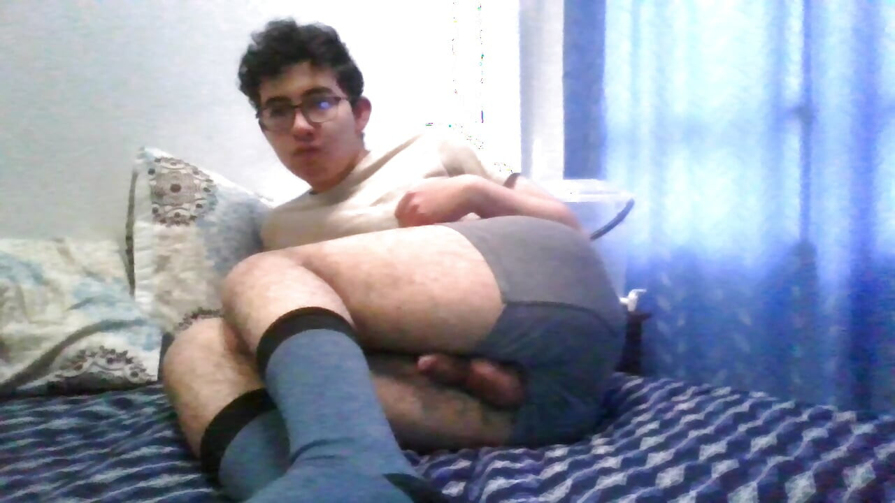 Gorgeous twink cumming