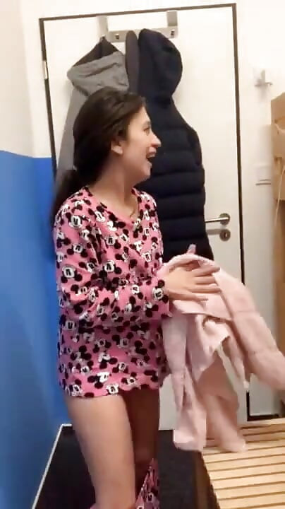 Francesca Palma chupando o pau da minha colega de quarto