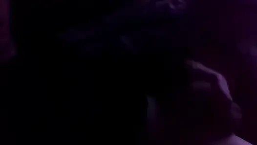 Karanlıkta mastürbasyon yapıyor (ses yok)