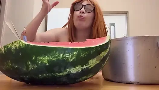 Riesin stiefschwester isst wassermelone und ist wirklich geil, während kleiner stiefbruster beobachtet, wie riesige stiefschwester leckt