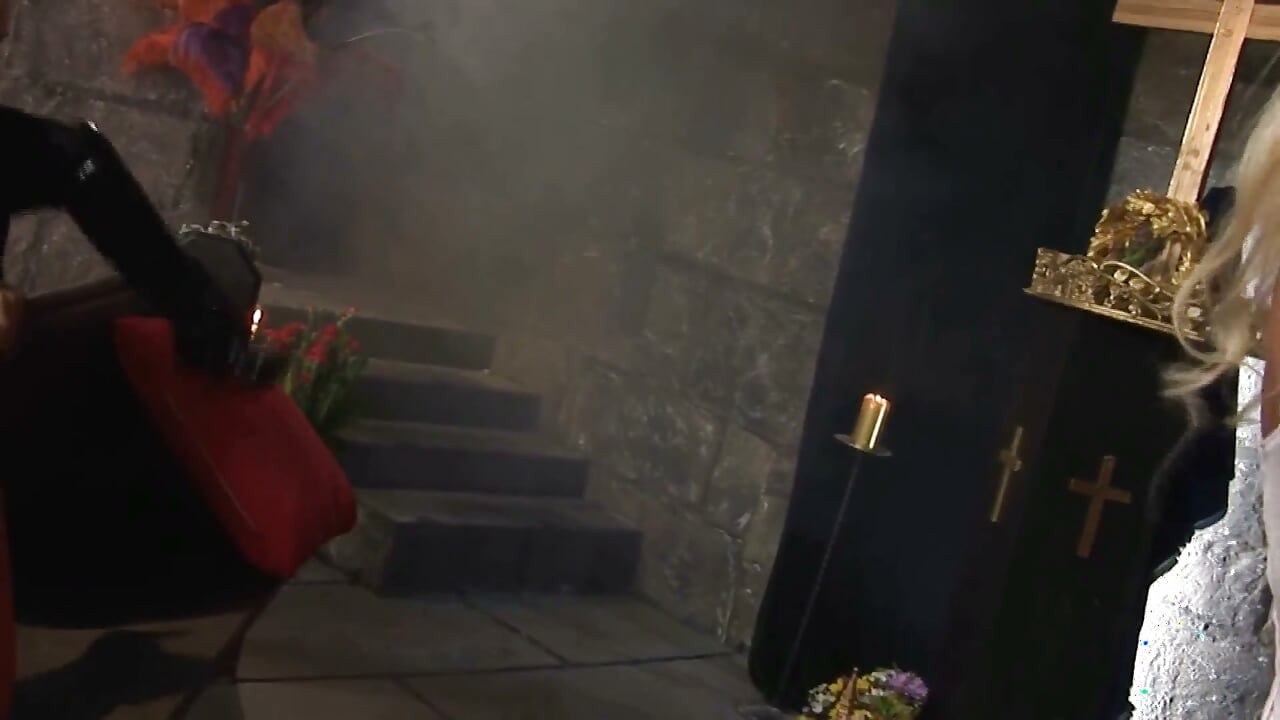 란제리를 입은 Halloween_Scene_3_Busty 금발의 레즈 뱀파이어 친구 따먹기