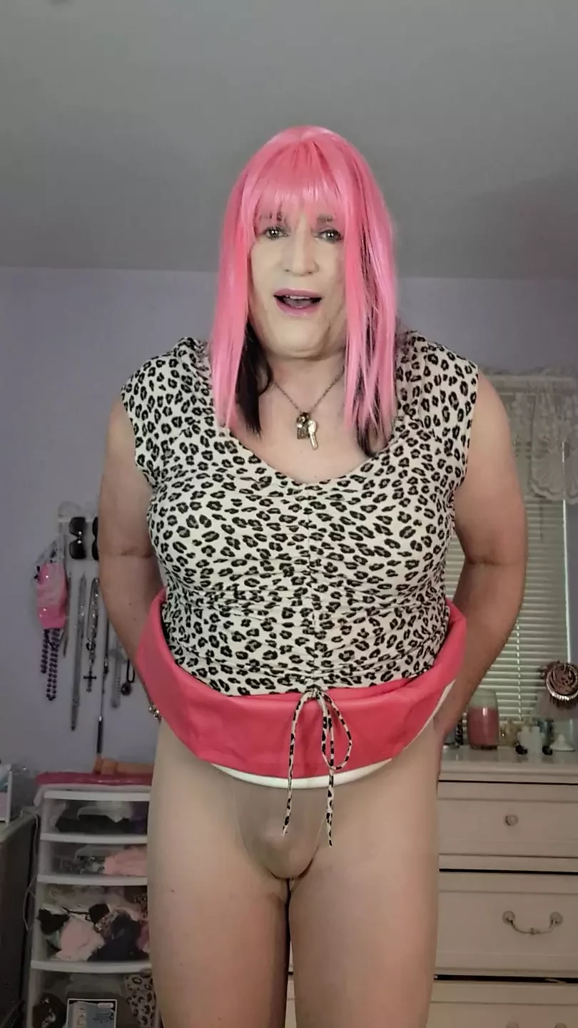 Mormor Tranny Cougar på jakt efter heta unga män!