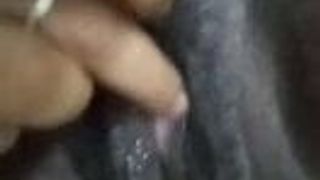 Жена дези трахает пальцами мокрую киску