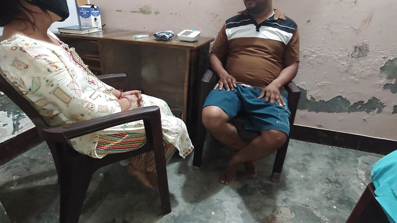 Dokter atau pasien romantis dan gaya doggy lagi asik ngentot