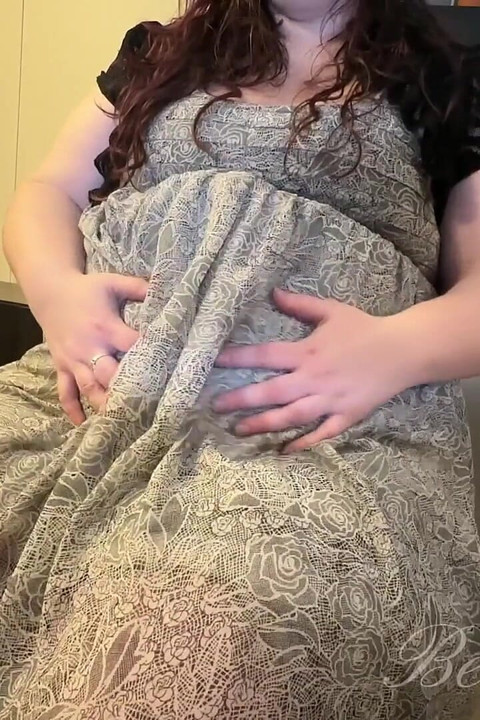 BBW rülpst und nasse furze nach Nudel binge echte bauchreaktionen von bella blast
