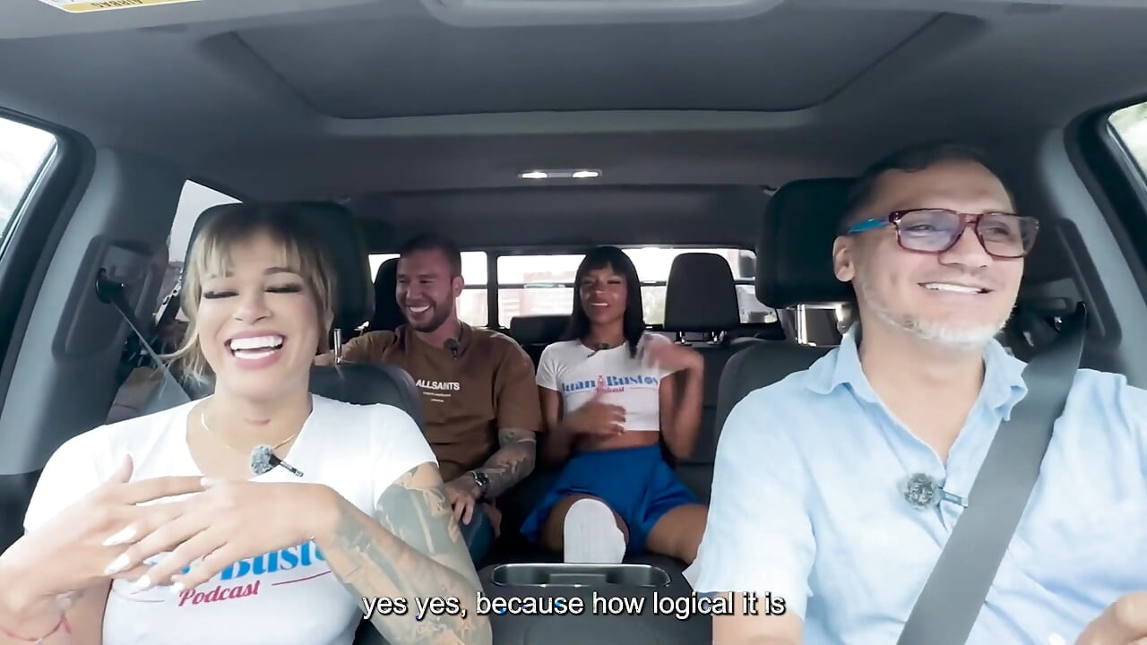 Sexcar ต่างเชื้อชาติ: สาวผิวดํา Brittanytaylor ตูดใหญ่ กินควยของสาวผมบลอนด์หลังรถขณะที่เพื่อนเธอดู