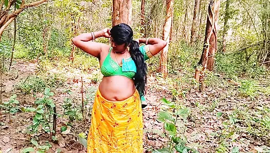 Outdoor-dschungel-sex. Desi Bhabi fickt den kleinen Bruder des großen schwanzes des ehemanns im Wald. Telugu dirtytalk.