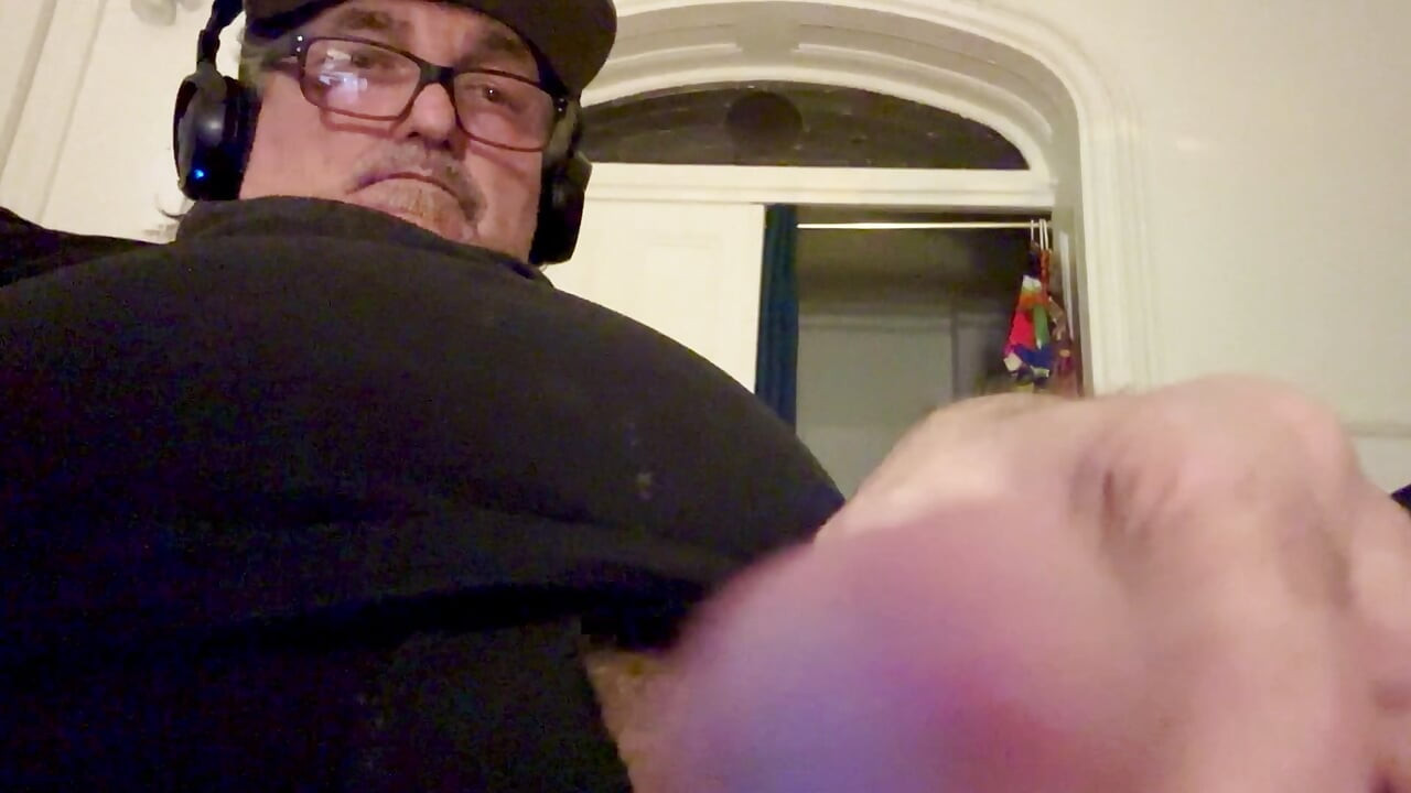 Očev penis se opet miluje za tebe