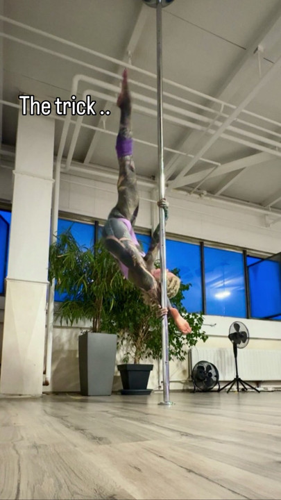 Do you like my new pole trick ? FOllow me for more now.