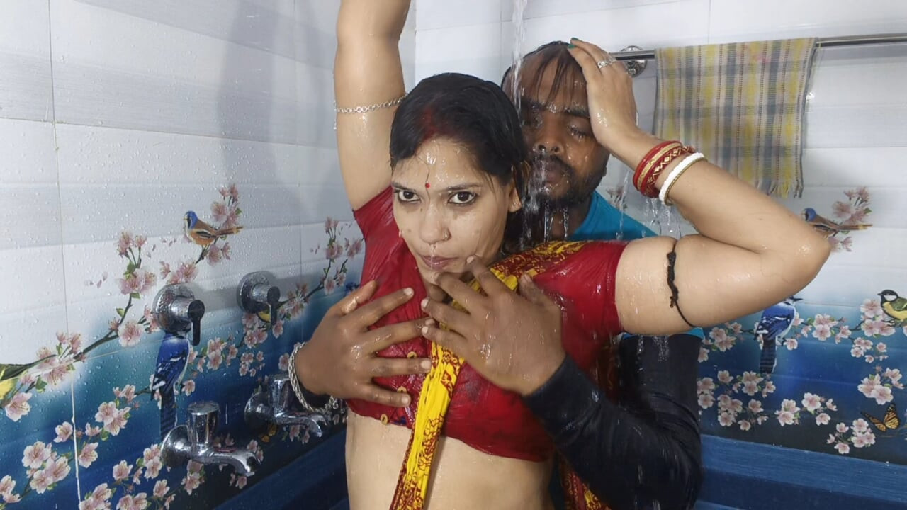 Makcik desi tamil berkongkek panas dan bersalin di dalam bilik kelahiran