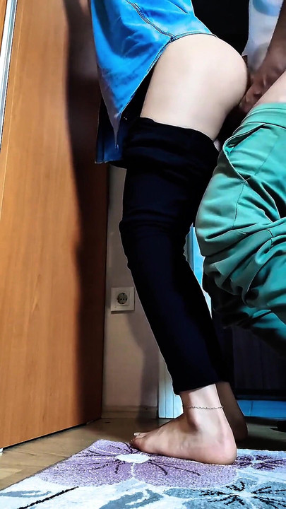 Ένας διευθυντής γαμάει τη καλυμμένη βοηθό του στη δουλειά | Κλιπ 1