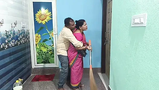 Köylü desi evli kadın hintli kadınla sert seks yapıyor. Kocası evde değilken