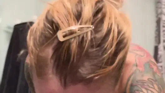 Tease dan masturbasi di kamar mandi