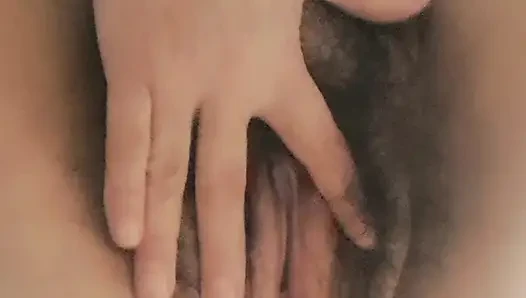Ibu tiri yang hot dan basah lagi asik muasin memeknya sambil membayangkan dientot kayak pelacur